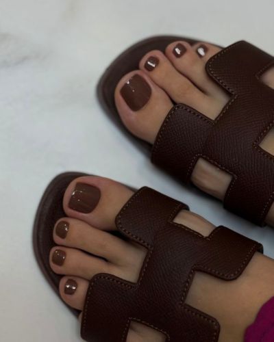Este año, los colores de pedicure 2026 apuestan por la versatilidad como el marrón oscuro