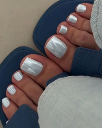 Este año, los colores de pedicure 2026 apuestan por la versatilidad como el color del año: cloud dancer