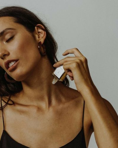 El perfume en verano se comporta distinto. Por eso, entender cómo aplicar perfume en calor puede cambiar por completo tu experiencia.