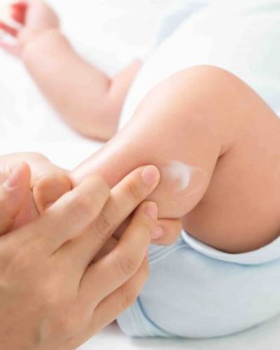 Con la llegada de la primavera, es importante hidratar la piel de tu bebé y elegir productos suaves que la mantengan protegida.