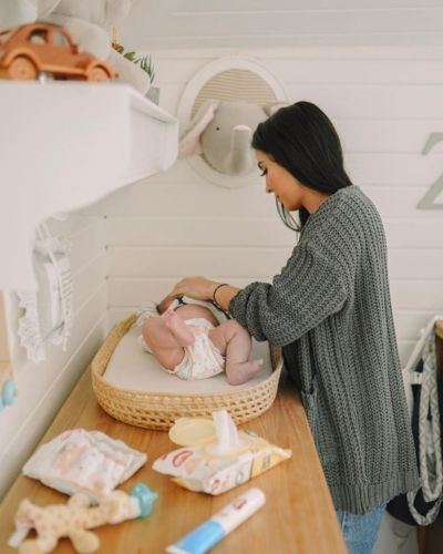 Con la llegada de la primavera, es importante hidratar la piel de tu bebé y elegir productos suaves que la mantengan protegida.