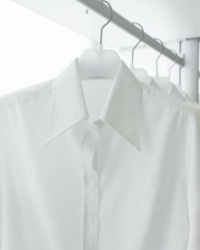 Las manchas amarillas en tu ropa blanca se pueden quitar usando agua oxigenada