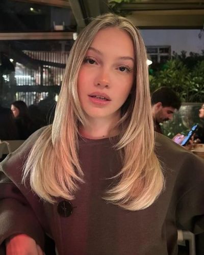 Corte cuervo en melena rubía 