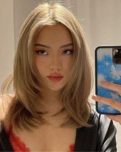 Corte cuervo en melena rubía 