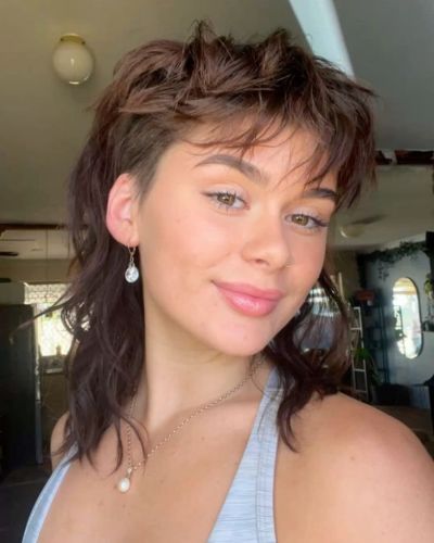 El corte mullet, uno de los estilos más icónicos de los años 90, está de regreso y más fuerte que nunca, pero en una versión totalmente renovada.