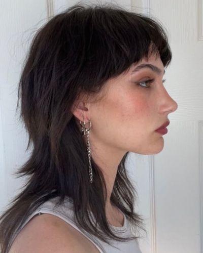 El corte mullet, uno de los estilos más icónicos de los años 90, está de regreso y más fuerte que nunca, pero en una versión totalmente renovada.