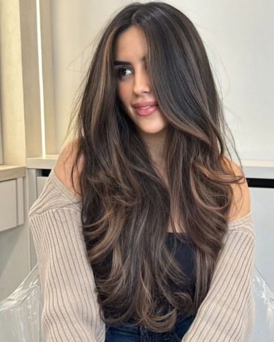 Los cortes de cabello para disimular las canas son aquellos que aportan movimiento, textura y dimensión.