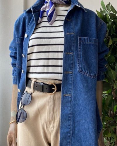 Blazer oversized con camiseta de rayas y pantalón beige, outfit casual con cinturón negro.