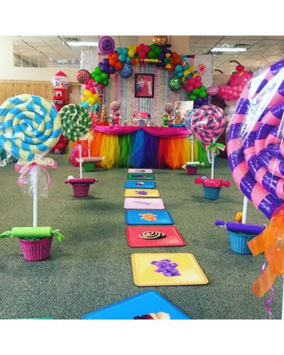 Decoración para celebrar el día del niño con temática de tierrra de dulces