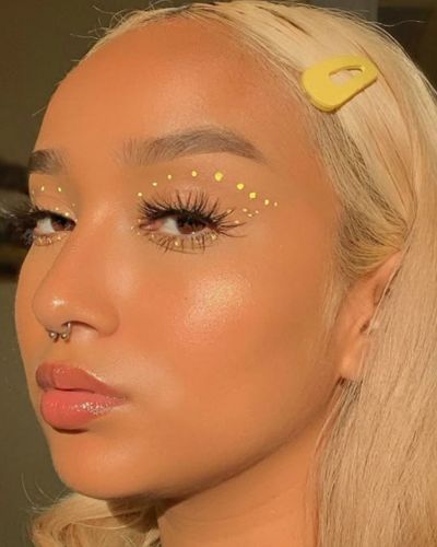 Maquillaje de ojos amarillo un tono suave, luminoso y ultra favorecedor que promete transformar tu mirada sin esfuerzo.