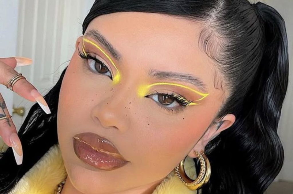 Delineado butter yellow, un tono suave, luminoso y ultra favorecedor que promete transformar tu mirada sin esfuerzo.