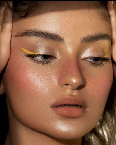 Maquillaje de ojos amarillo un tono suave, luminoso y ultra favorecedor que promete transformar tu mirada sin esfuerzo.