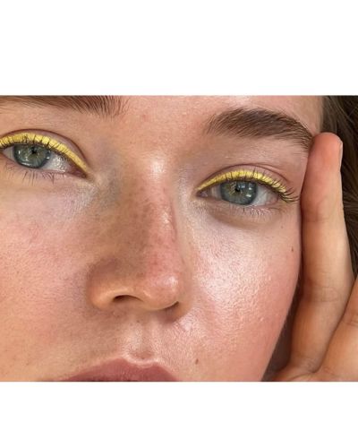Maquillaje de ojos amarillo un tono suave, luminoso y ultra favorecedor que promete transformar tu mirada sin esfuerzo.
