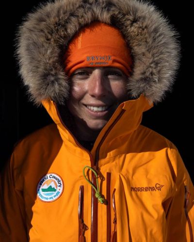 Andrea Dorantes alpinista mexicana en expedición polar con chamarra térmica en clima extremo