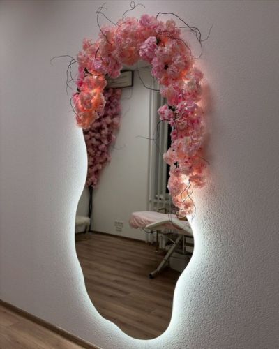 Espejo decorativo con flores rosas y luces para boda estilo romántico
