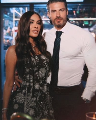 Galilea Montijo posa con elegante vestido negro bordado en la fiesta de XV años de Mafer.