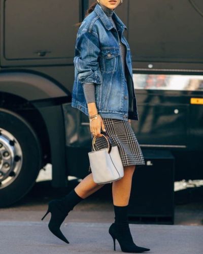 mezclilla azul con falda estampada y botines negros de tacón, estilo elegante casual.