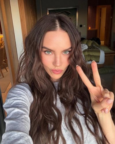 Selfie de Belinda haciendo símbolo de paz