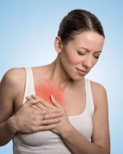 Mujer con dolor en el pecho y zona enrojecida que indica inflamación mamaria por mastitis.