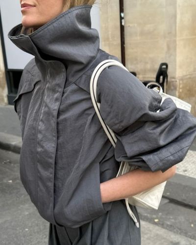 Hay prendas que transforman por completo un look, y la funnel jacket es una de ellas.
