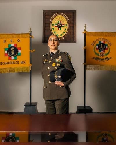 Mujer en uniforme militar sosteniendo placa del 50 aniversario de la Escuela Militar de Odontología (1976–2026); imagen ligada a los 50 años del Colegio Militar.