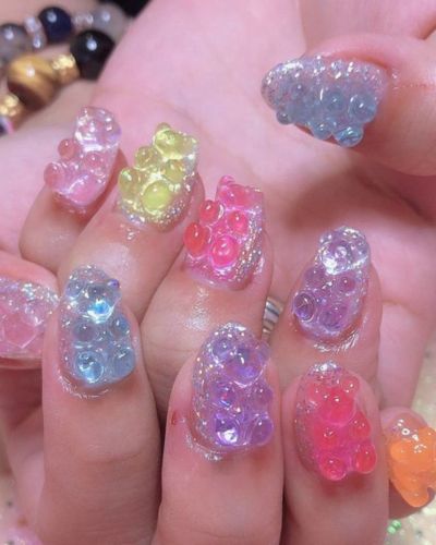 Gummy nails con ositos, fondo brillante en color lavanda 