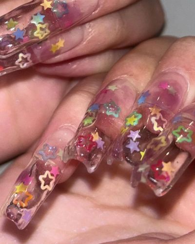 Esta tendencia de uñas destaca por su acabado brillante y translúcido que recuerda a las gomitas.