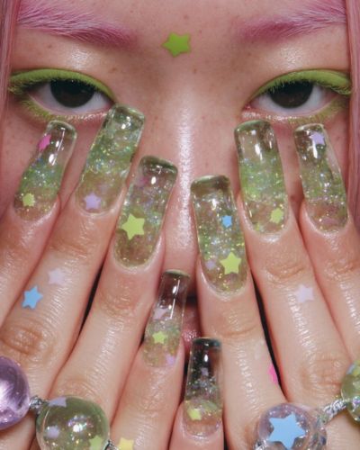 Tonos vibrantes y versártiles como verde lima son increíbles para recrear las gummy nails 