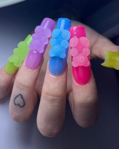 Uñas con osos de gomita 