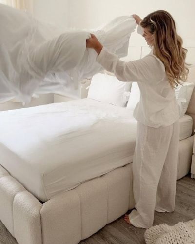 Tender la cama es uno de los hábitos más simples, pero efectivos para organizar tu casa 