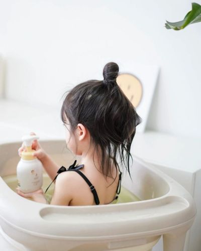 Elegir un shampoo que sea seguro y suave se vuelve esencial para evitar irritaciones, enrojecimiento o incomodidad.