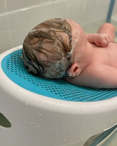 Elegir un shampoo que sea seguro y suave se vuelve esencial para evitar irritaciones, enrojecimiento o incomodidad.