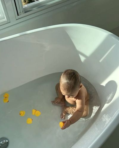 Elegir un shampoo que sea seguro y suave se vuelve esencial para evitar irritaciones, enrojecimiento o incomodidad.