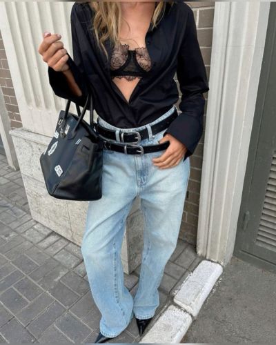 El layering de cinturones funciona para cualquier tipo de outfit: desde un vestido fluido hasta jeans o faldas lápiz.