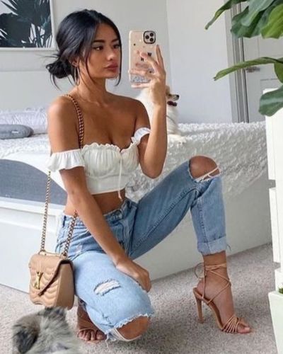 Las sandalias nude de tiras finas son delicadas, ligeras y elegantes 