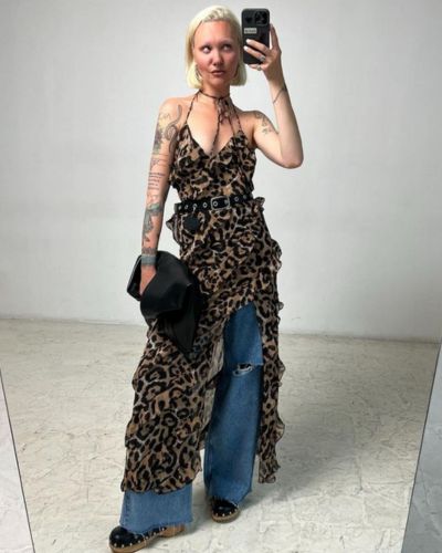 Los vestidos con pantalones se han convertido en el combo favorito del street style, logrando looks modernos, cómodos y con mucha personalidad.