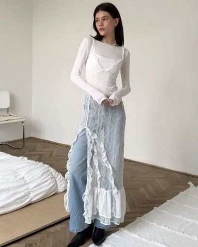 Los vestidos con pantalones se han convertido en el combo favorito del street style, logrando looks modernos, cómodos y con mucha personalidad.