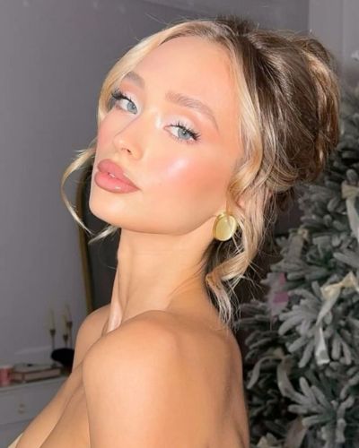 Un maquillaje de novia en la playa no puede improvisarse; necesita productos específicos y técnicas que aseguren que todo se mantenga perfecto hasta el último momento.