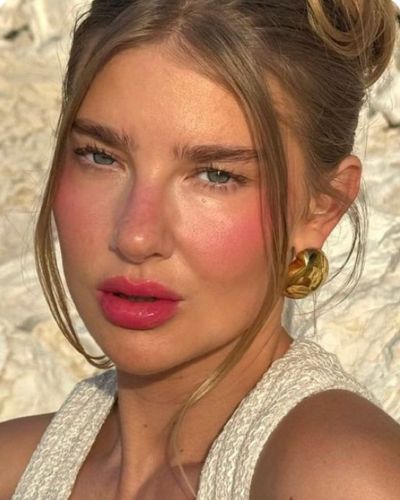 El secreto del maquillaje de playa con blush está en lograr ese efecto saludable, como si el sol hubiera besado tu piel de forma natural.