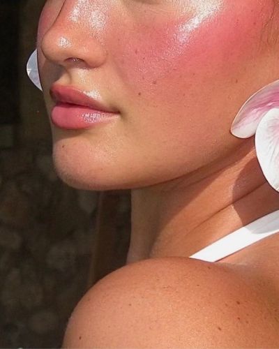 El secreto del maquillaje de playa con blush está en lograr ese efecto saludable, como si el sol hubiera besado tu piel de forma natural.