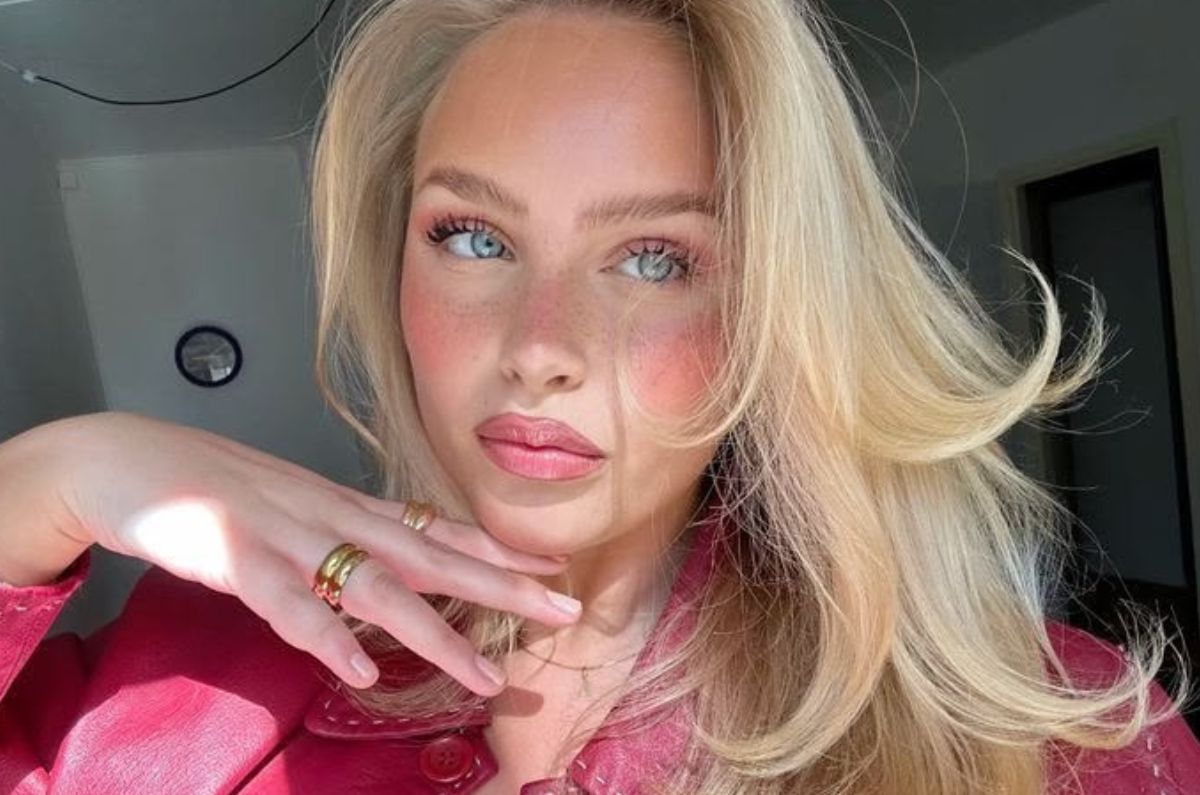 Maquillaje de playa con blush para un look fresco y natural