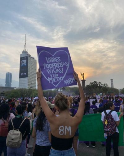 Si decides acudir a la marcha 8M 2026, recuerda que lo más importante es informarte, ir acompañada si es posible y respetar los espacios y consignas de las distintas colectivas.