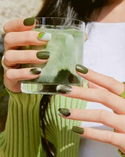 Si buscas una manicura que se sienta fresca, natural y diferente, las matcha nails son para ti.