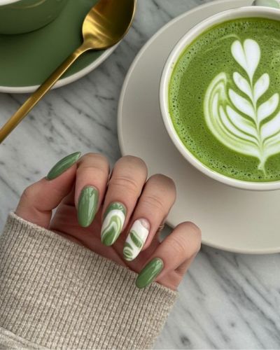 Si buscas una manicura que se sienta fresca, natural y diferente, las matcha nails son para ti.