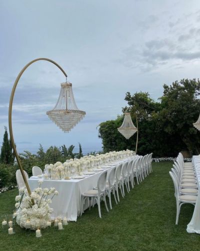 Las mesas alargadas son ese mobiliario para bodas que acerca a todos los invitados de forma única y diferente 