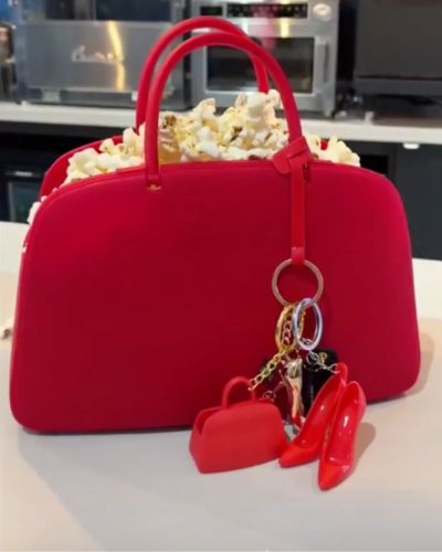 La palomera de El Diablo Viste a la Moda es un bolso rojo y estará acompañado de tres llaveros