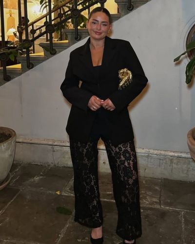 Total look negro con pantalones de encaje