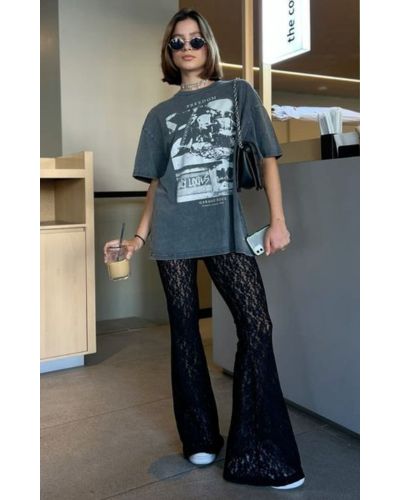 Look casual con pantalones de encaje y tenis