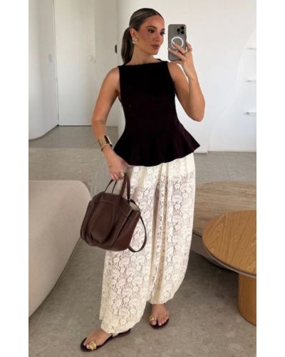 Los pantalones de encaje demuestran que es posible encontrar el equilibrio entre lo sexy y lo elegante