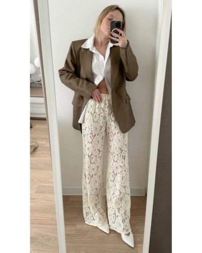 Look elegante con pantalones de encaje blancos, camisa blanca y blazer